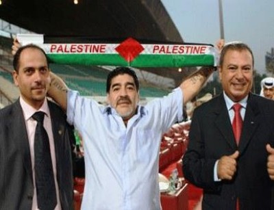 مارادونا يرفع الوشاح الفلسطيني بالإمارات ويجدد إعتزازه بالقضية ويؤكد: لايهمني غضب أحد