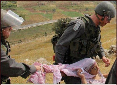جنود الاحتلال الاسرائيلي يجرون سيدة فلسطينية في الضفة