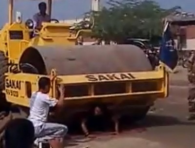 فيديو: يمني خارق يحمل ماكنة أسفلت