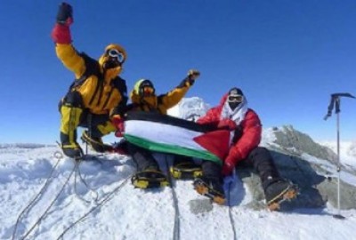 خطوة تاريخية.. أربعة من متسلقي الجبال العرب بينهم فلسطيني يرفعون علم فلسطين على قمة جبل افريست