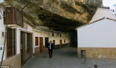 صور..مدينة إسبانية يعيش أهلها تحت الصخور