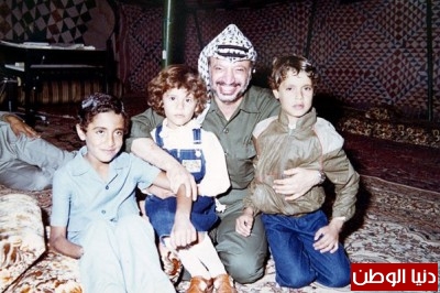 صور نادرة تجمع بين الشهيد ياسر عرفات والزعيم الليبي الراحل معمر القذافي