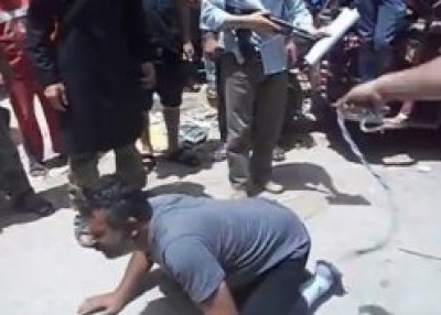 بالفيديو.. مجموعة من المسلحين يجلدون سوريين إثنين لزواجهم خلال فترة "عدّة الطلاق "