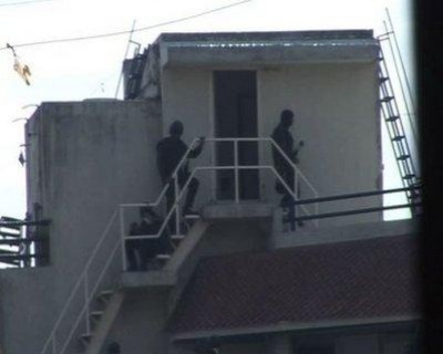 فيديو وصور جديدة .. تحرير الرهائن وانتحار احد المنفذين :5 قتلى ودماء في كل مكان