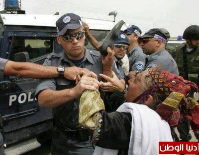 عجوز فلسطينية تضرب جنديا اسرائيليا بالحذاء
