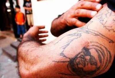 فقط في لبنان...من وشومهم تعرفون انتماءهم السياسي