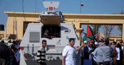 المجندون يرفضون ويؤكدون استمرار اغلاقه..صحيفة مصرية :الداخلية تضغط لفتح معبر رفح.. ومسئول الأمن يبكى لإجبار الجنود على فتحه