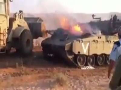 بالفيديو والصور : اشتعال دبابة خلال تدريبات للجيش الاسرائيلي كادت تودي بحياة من فيها