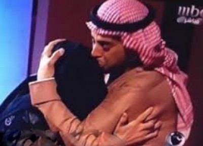 فيديو مؤثر جدا .. شاب سعودى يلتقى بامه لاول مرة منذ 25 عام في برنامج تلفزيونى
