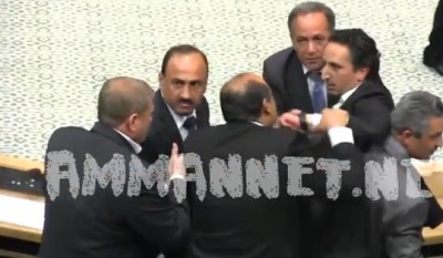 بالفيديو.. ملاكمة تحت قبة البرلمان الأردني