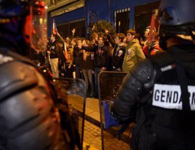 الشرطة الفرنسية تلقي القبض على ما يقرب من 300 شخص في مسيرة احتجاجية ضد قانون زواج المثليين
