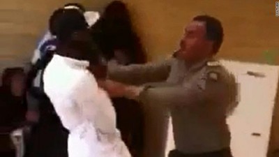التحقيق مع موظف سعودي يظهر وهو يضرب المراجعين الأجانب بحزامه
