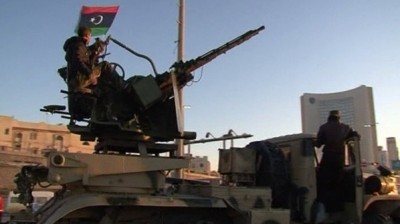 ليبيا: احتجاجا على خطف زعيم ميليشيا جنوبي في طرابلس.. مسلحون يقطعون الطريق المؤدي الى مطار سبها