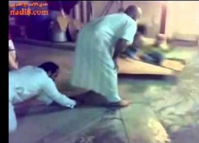 يشعل مفرقعات تحت ثوب ابوه مضحك جدا
