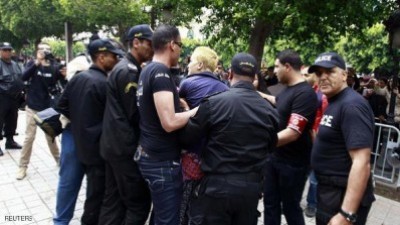 أجنبيات من "فيمن" يعرين صدورهن في قلب تونس لإطلاق زميلتهن " أمينة"