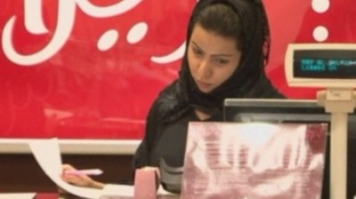 دعاة في السعودية يحرضون على التحرش بالكاشيرات لدفعهن إلى ترك العمل