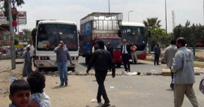 احتجاز 510 سائحين بسبب قطع طريق أبو سمبل بأسوان