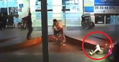 بالفيديو .. شاب يدهس والده امام مشفى الحسين للسرطان