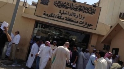 بعد ظهور موظف سعودي وهو يضرب المراجعين الأجانب بحزامه ... حادثة الاعتداء في " الجوازات " تتكرر