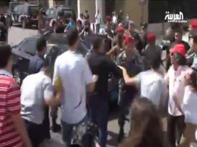 بالفيديو : ناشطون يرشقون نواب برلمان لبنان بالطماطم بعد التمديد