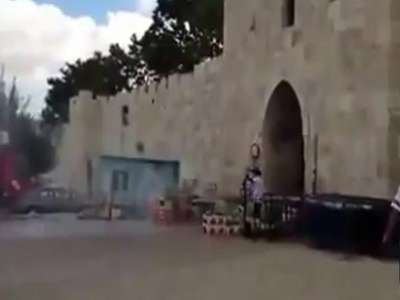 فتاة فلسطينية تتحدى سيارة المياة العادمة برفع علم فلسطين في القدس