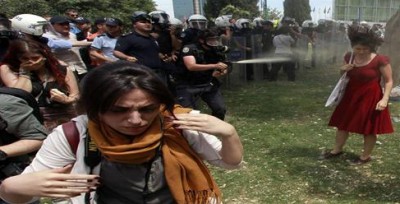 صورة للفتاة الغامضة "ذات الرداء الأحمر" التي فجرت الثورة التركية وأشعلت الغضب الشعبي ضد أردوغان