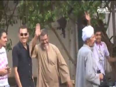 شبيه مرسي بائع أدوات كهربائية ويجذب المارة للتصوير معه .. هناك من يرفض الشراء منه بسبب الشبه بينه وبين الرئيس