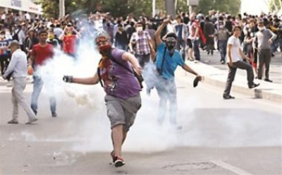 التظاهرات في تركيا تحصد قتيلا ورؤيتان متناقضتان لدى رئيس الوزراء رجب طيب أردوغان والرئيس عبد الله غل حول الاحتجاجات