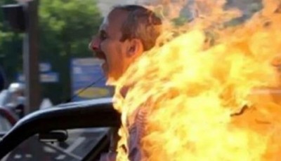 بالفيديو... شاب أردني يحرق نفسه في عمّان