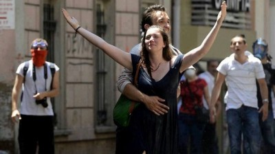 صور .. مجموعات من المتظاهرين الاتراك يؤدون طقوسا خاصة أثناء الاحتجاجات