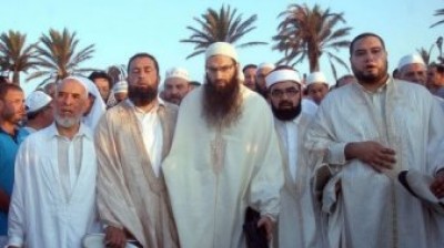 تونس تمنع 8 دعاة خليجيين من دخول البلاد:كانوا يعاملون معاملة "الرؤساء" ويمنع تفتيش حقائبهم ويتنقلون في سيارات "مصفحة"