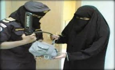 السعودية تشترط وجود "محرم" مع مفتشة حرس الحدود