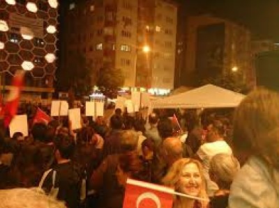 تجدد الاشتباكات في "تقسيم":آلاف الأتراك يرفضون إنهاء الاحتجاجات..ومؤيدو العدالة والتنمية يطالبون باستخدام القوة ضد المتظاهرين