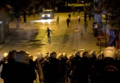 عشرات العناصر من شرطة مكافحة الشغب تقتحم ساحة "تقسيم" في اسطنبول