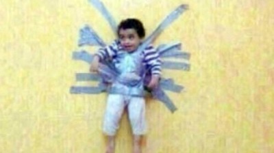 بالفيديو .. البحث عن سعودي علّق طفلاً على الجدار.. ونام مبتسماً