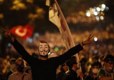 الهدوء يعود الى ميدان تقسيم بوسط اسطنبول بعد 20 ساعة من المواجهات بين الشرطة والمتظاهرين