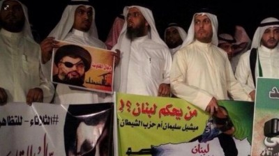 كويتيون يحرقون صور نصر الله ويقاطعون البضائع الإيرانية