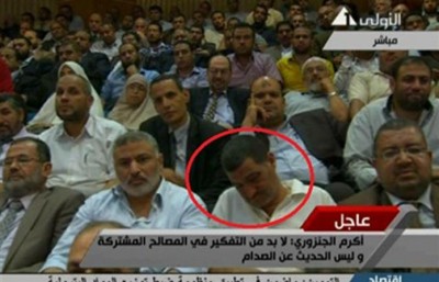 بالفيديو.. أنصار الرئيس المصري يستغرقون في النوم خلال مؤتمر سد النهضة