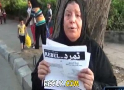 فيديو.. سيدة توزع "تمرد" في الشارع.. وتؤكد: النهضة جابت لنا سد النهضة