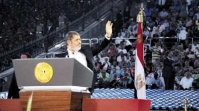 بالفيديو : مرسي يطوف الصالة المغطاة لاستاد القاهرة حاملا علم سوريا