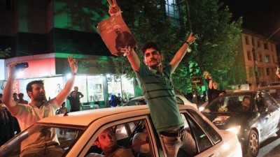 إيرانيون يحتفلون بانتخاب روحاني مرددين "أحمدي باي باي" ومطالبين بمزيد من الحريات