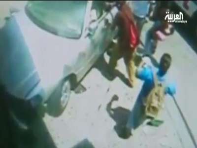 فيديو : امرأة وطفلتها تنجوان بعد أن صدمتهما سيارة مسرعة