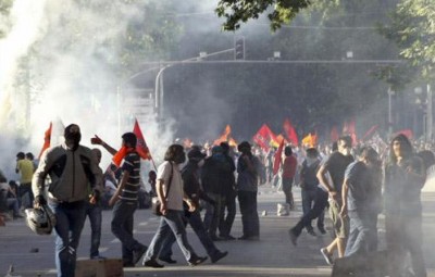 بعد طرد المتظاهرين من متنزه بإسطنبول... اشتباكات متفرقة في تركيا واتحادان عماليان يدعوان لإضراب عام اليوم