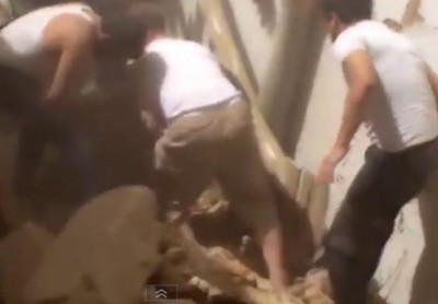 بالفيديو.. فتاة سورية من تحت ركام الأنقاض: "لا تصورني ماني متحجبة"