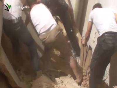 شاهد .. فيديو يُظهر خروج فتاة سورية من تحت الأنقاض بأعجوبة