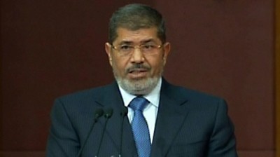 الرئيس المصري "مرسي" يطالب وزيري الدفاع والداخلية بالتعامل الحضاري مع المتظاهرين