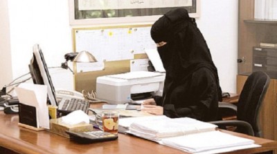 وزارة العمل السعودية: المرأة لن تعمل "كاشيرة" و تأنيث محال بيع العباءات إلزامي