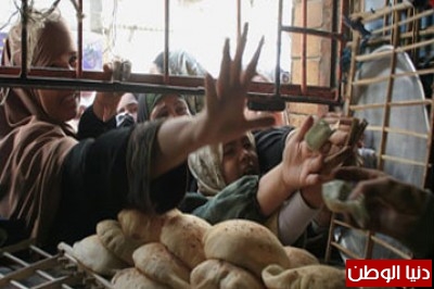 تزاحم المصريين على المخابز ومحطات الوقود لتأمين قوتهم قبل 30 يونيو تخوفا من تطور الأحداث