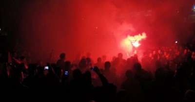 متظاهرو "التحرير" يشعلون الشماريخ أثناء خطاب الرئيس مرسى