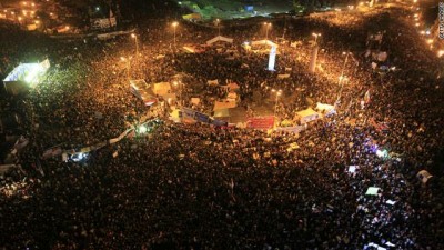 اعتراضاً على "التهديدات" التي وردت في خطاب مرسي للمعارضة ...المتظاهرين يرفعون أحذيتهم في ميدان التحرير "مجددا"